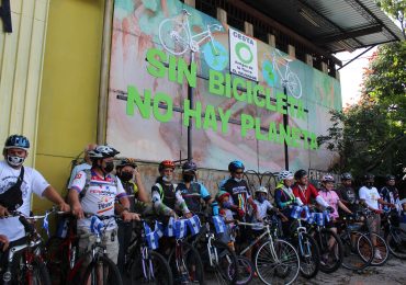 Ciclistas develan mural “Sin Bicicleta No Hay Planeta”